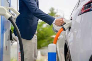 Mehr über den Artikel erfahren Hybrid-Elektro-PKW: Privatnutzung ab 2024