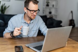 Mehr über den Artikel erfahren Computer: Nutzungsüberlassung an Arbeitnehmer