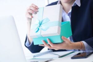 Mehr über den Artikel erfahren Steuerfreie Aufmerksamkeiten für Arbeitnehmer