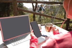 Mehr über den Artikel erfahren Mode-Influencerin: Kleidung keine Betriebsausgaben